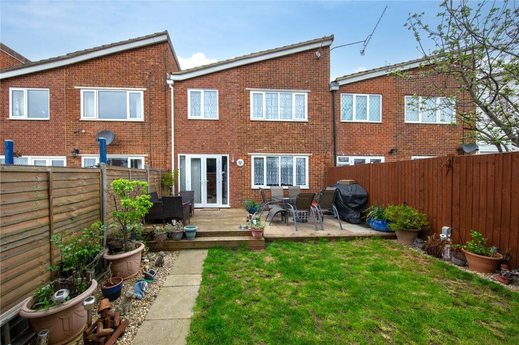 3 bedroom terraced house for sale in Ditchling Close, Luton