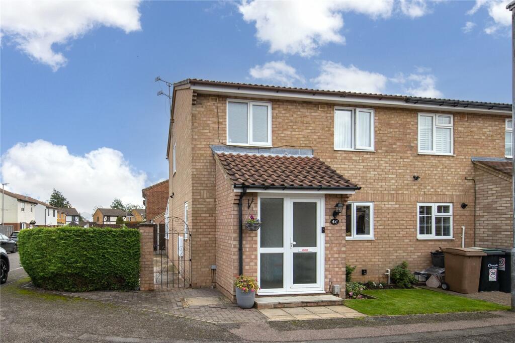 3 bedroom semidetached house for sale in Corbridge Drive, Luton