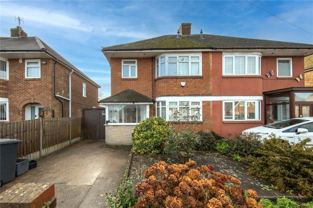 3 bedroom semidetached house for sale in Ashcroft Road, Luton