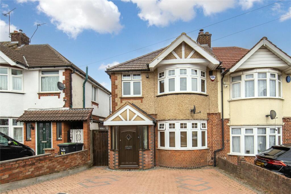 3 bedroom semi-detached house for sale in Somerset Avenue, Luton, Bedfordshire, LU2