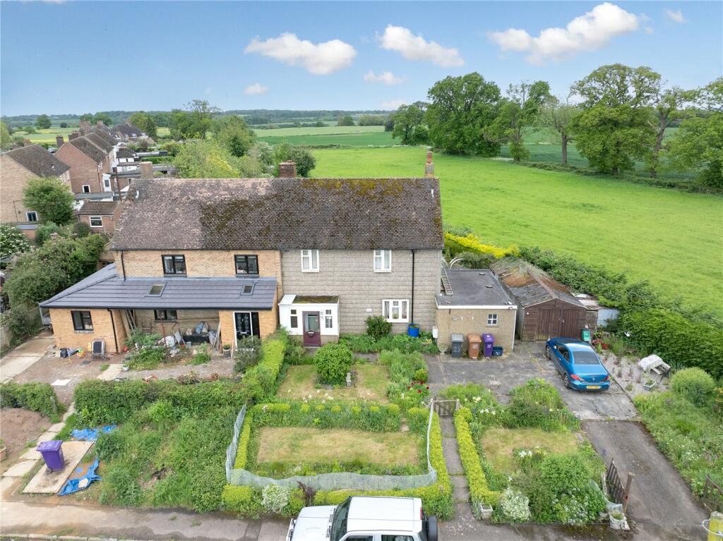 3 bedroom semidetached house for sale in Windmill Road, Breachwood