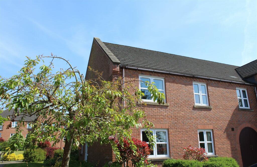 2 bedroom flat for sale in Ingle Court, Market Weighton, York, YO43