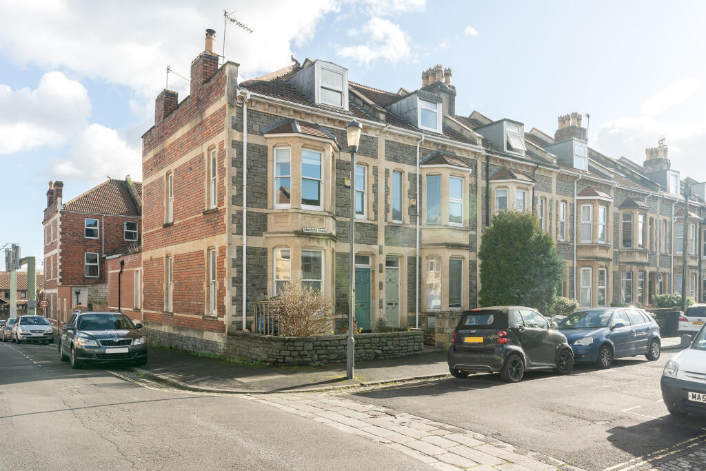 4 bedroom end of terrace house for sale in Sandford Road, Bristol BS8