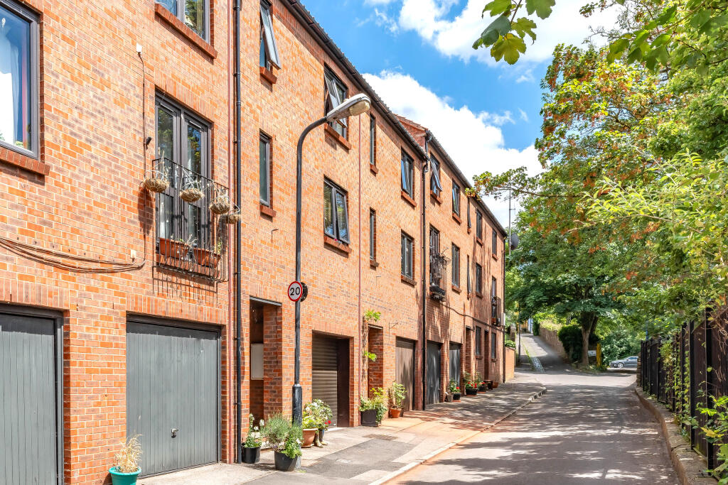 3 bedroom terraced house for sale in Crosby Row, Cliftonwood, Bristol