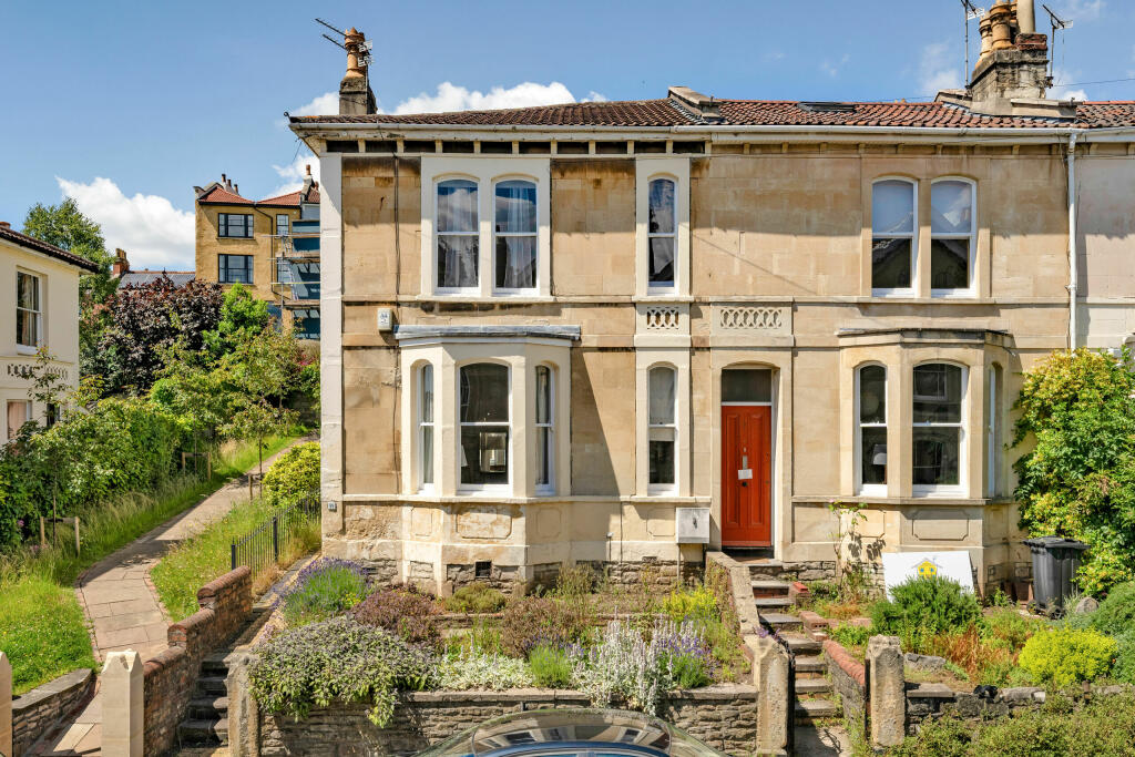 3 bedroom end of terrace house for sale in York Road, Montpelier