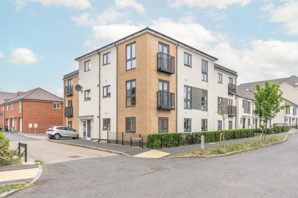 2 bedroom flat for sale in Square Leaze, Charlton Hayes, Bristol, BS34