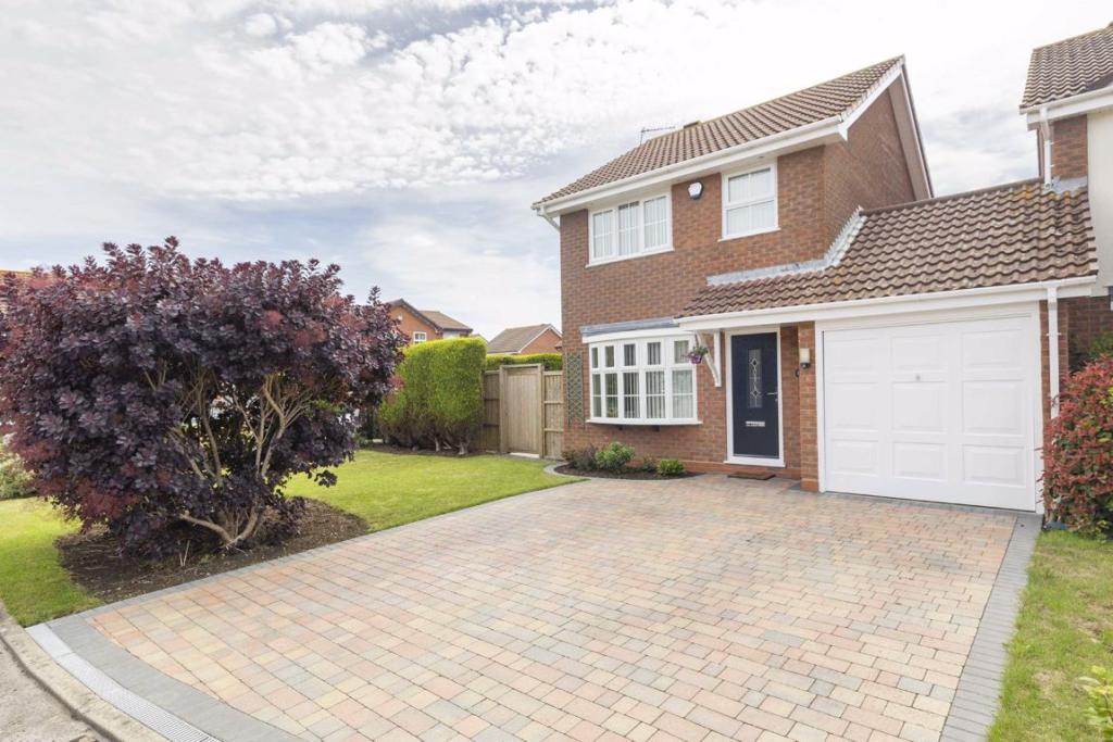 3 bedroom detached house for sale in Silver Birch Close, Little Stoke