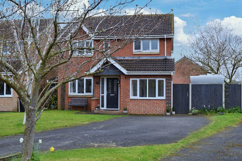 4 bedroom detached house for sale in Moore Close, Claypole, NG23