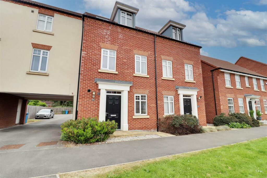 3 bedroom town house for sale in Broad Avenue, Hessle, HU13