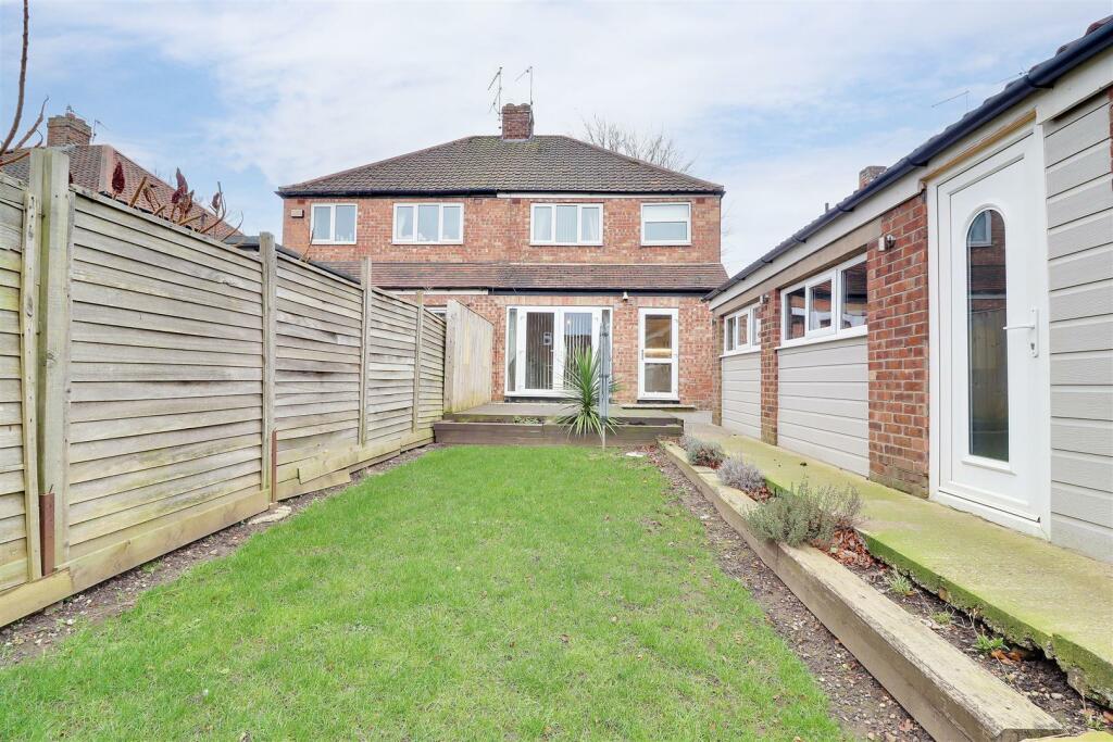 3 bedroom semi-detached house for sale in Hull Road, Anlaby, Hull, HU10