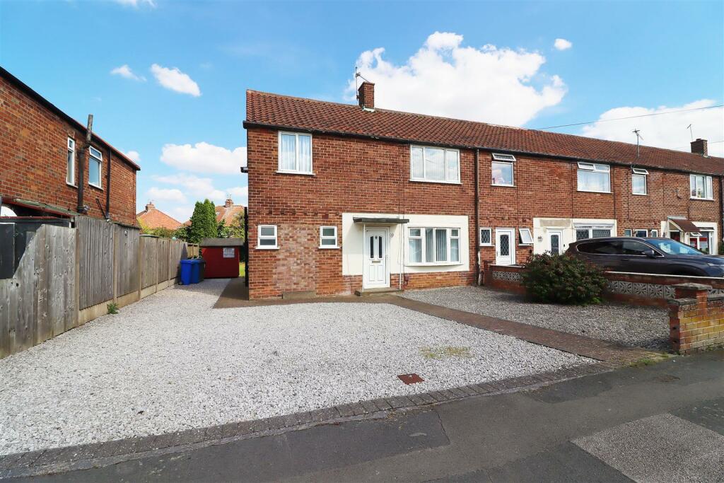 3 bedroom end of terrace house for sale in Spring Gardens, Anlaby