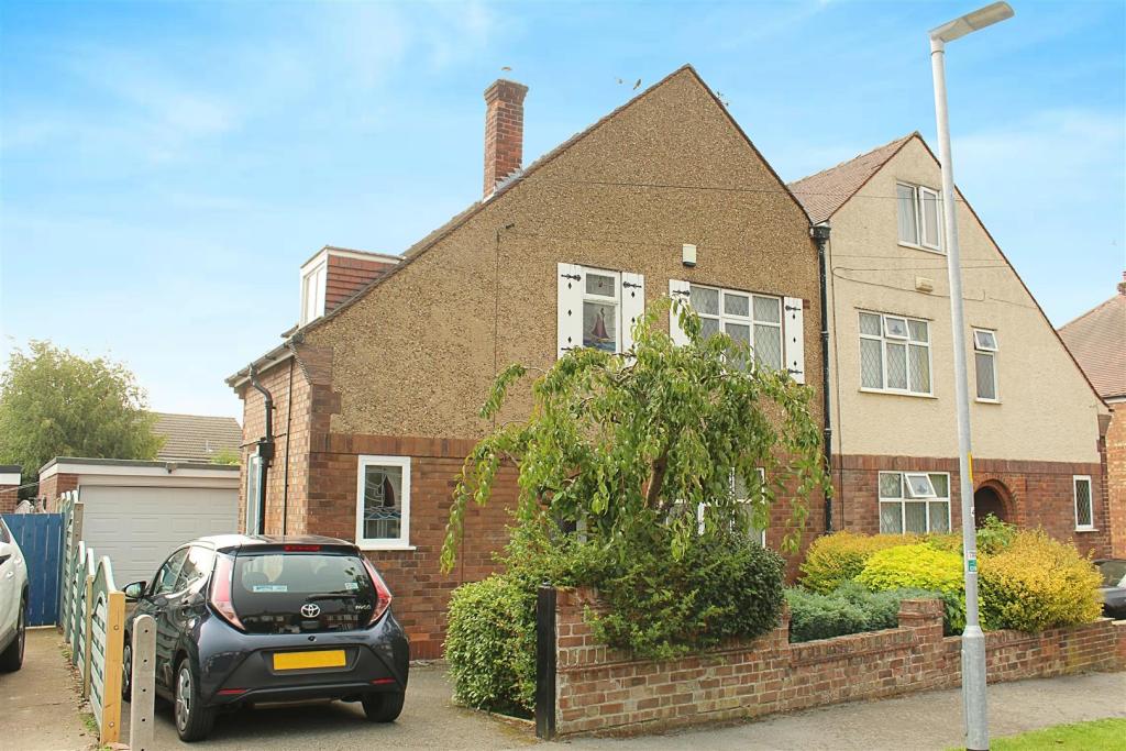 3 bedroom semidetached house for sale in Derrymore Road, Willerby, HU10