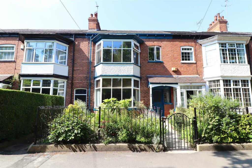 4 bedroom terraced house for sale in Westbourne Avenue, Princes Avenue