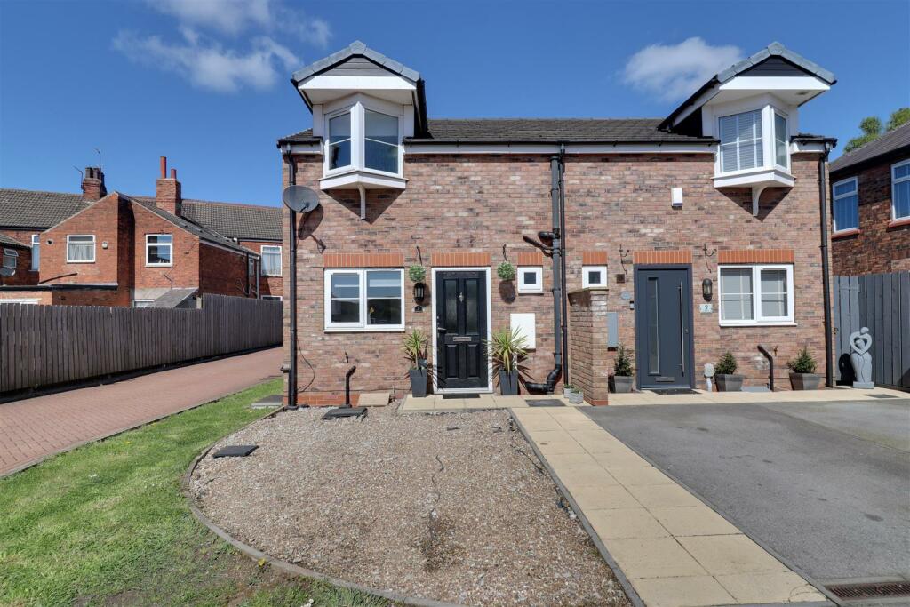 2 bedroom semidetached house for sale in Trafalgar Close, Hessle, HU13