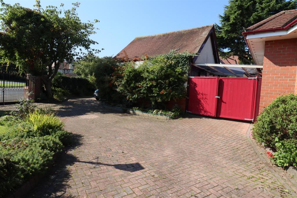 3 bedroom detached house for sale in Boothferry Road, Hessle, HU13