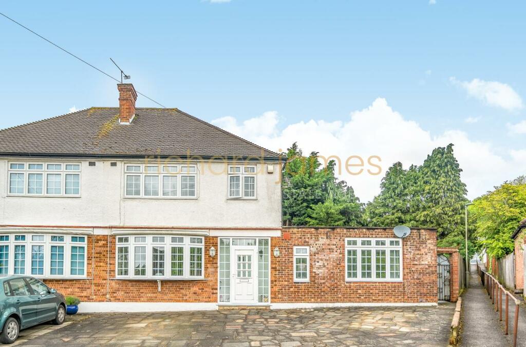 3 bedroom semidetached house for sale in Reddings Close, Mill Hill