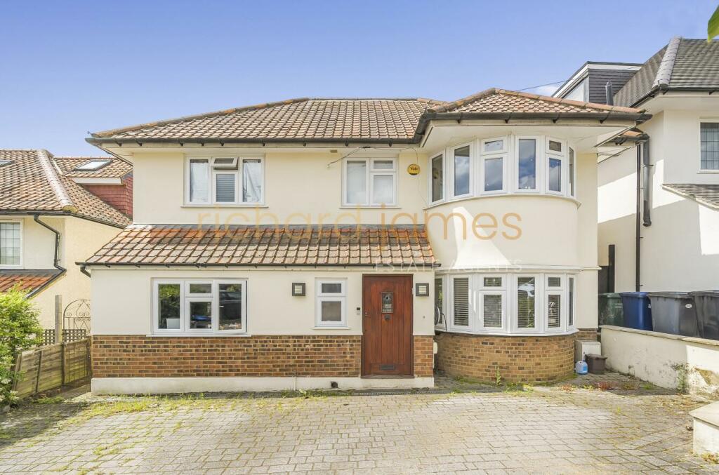 4 bedroom detached house for sale in Lawrence Avenue, London, NW7