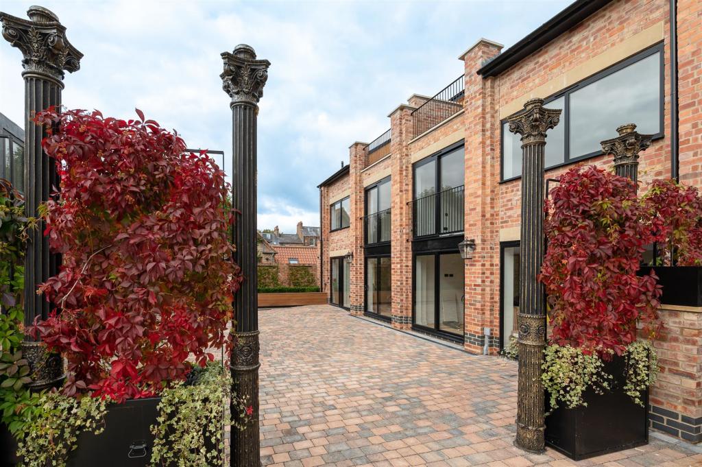 Main image of property: 7 Marygate Mews, Bootham, York, YO30 7EN