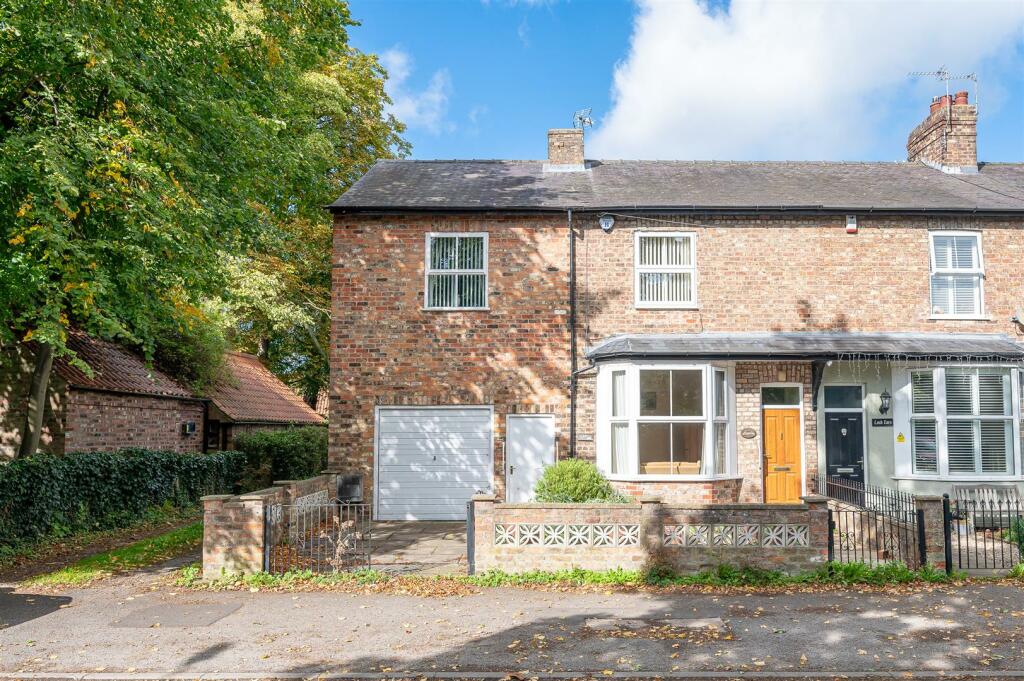 5 bedroom end of terrace house for sale in Oxcarr Lane, Strensall, York