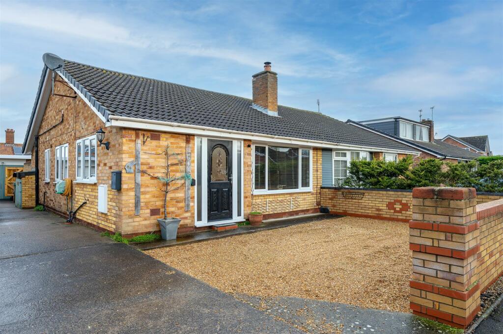 2 bedroom semidetached bungalow for sale in Beech Avenue,