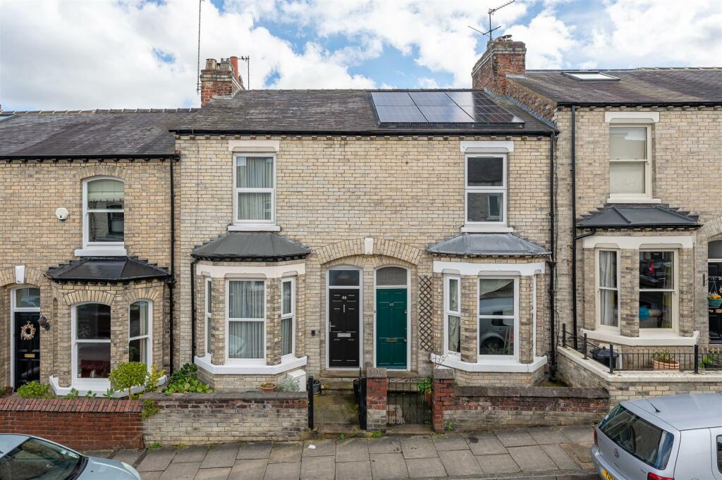 2 bedroom terraced house for sale in Russell Street, Off Scarcroft Road