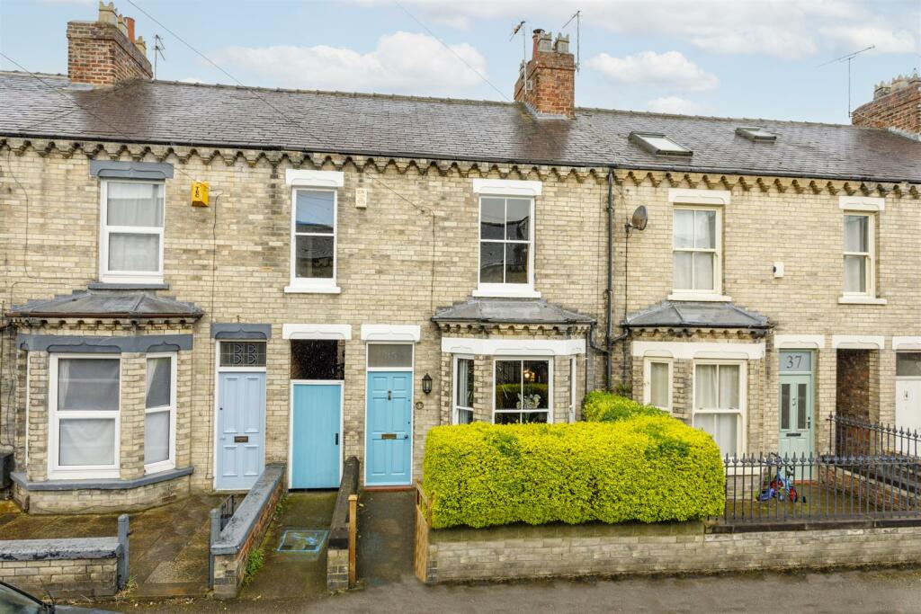 3 bedroom terraced house for sale in Park Grove, The Groves, York, YO31 8LL, YO31