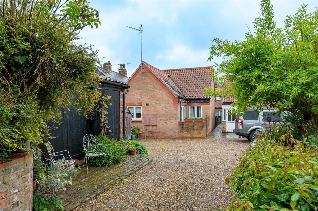 2 bedroom semidetached house for sale in Rectory Court,