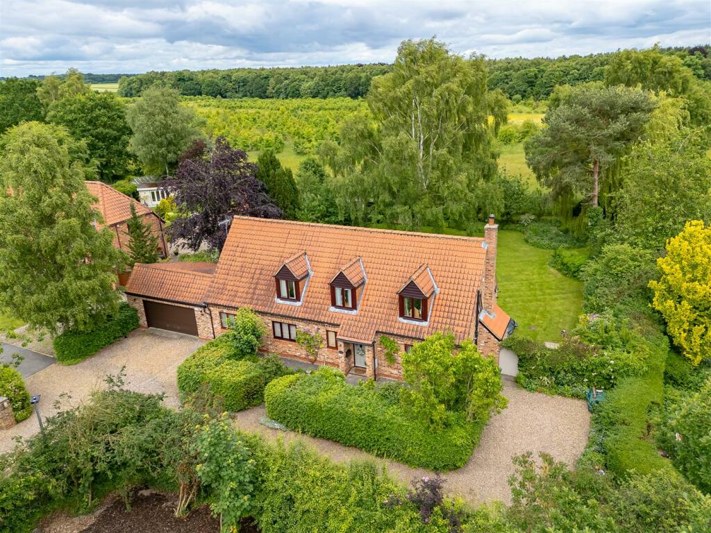 4 bedroom detached house for sale in Hollicarrs Close, Escrick, York