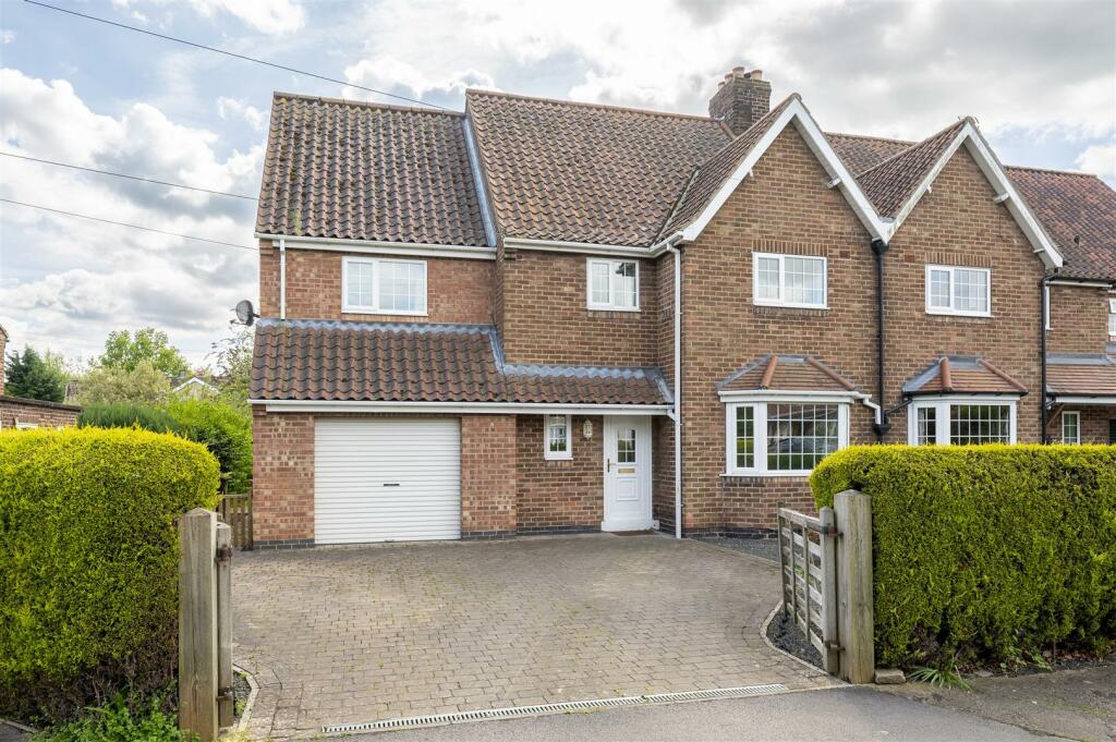 4 bedroom semidetached house for sale in Skipwith Road, Escrick, York