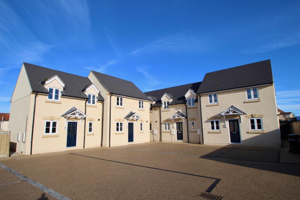 2 bedroom terraced house for sale in Oakfield Road, Street, BA16