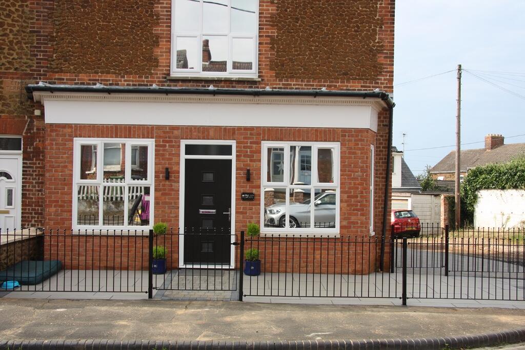 2 bedroom ground floor flat for sale in Crescent Road, Hunstanton