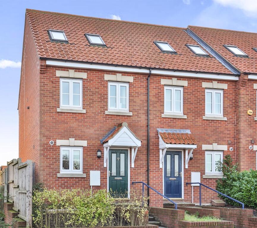 3 bedroom semi-detached house for rent in Waterworks Road, Norwich, NR2