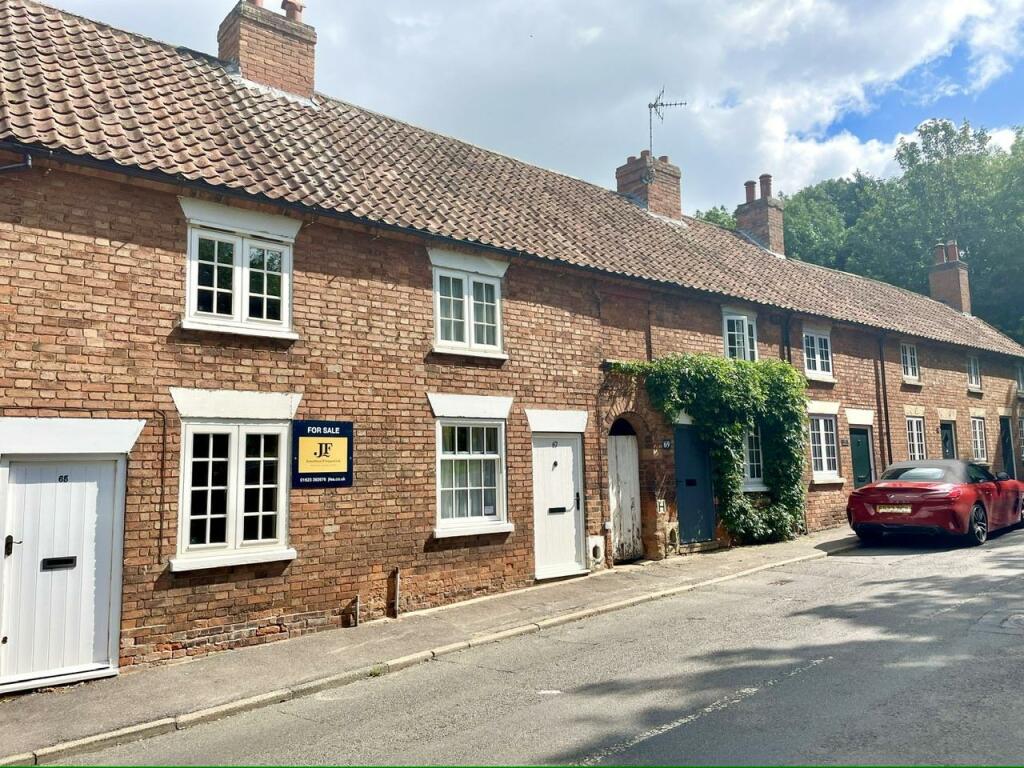 3 bedroom terraced house for sale in Fiskerton Road, Southwell