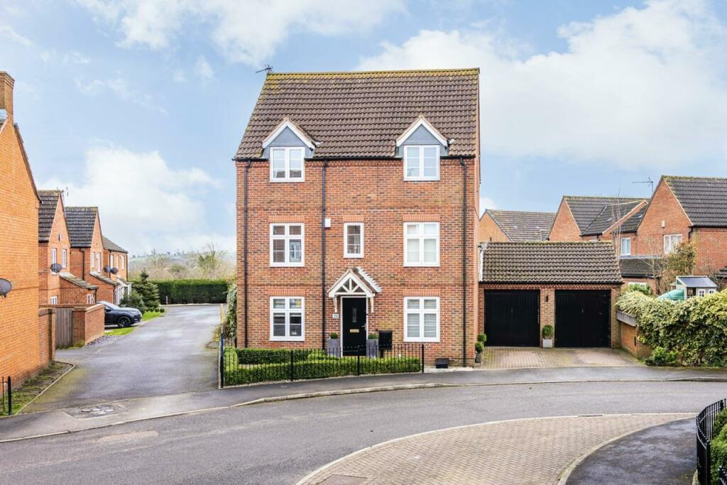 4 bedroom detached house for sale in Powell Court, Farnsfield, NG22