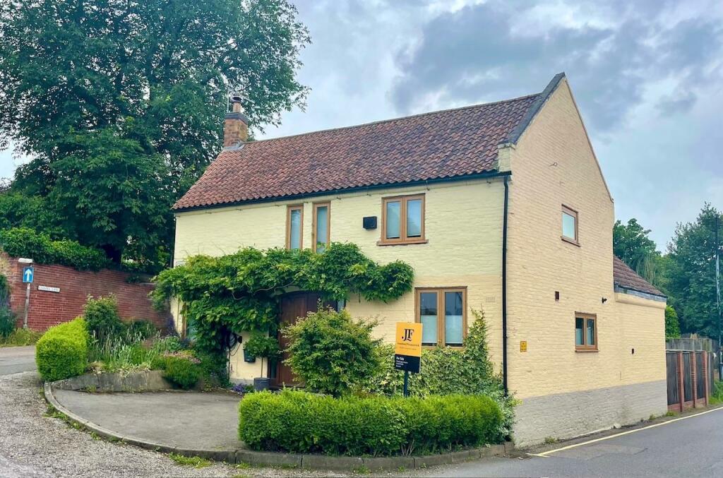 4 bedroom detached house for sale in Chapel Lane, Farnsfield, NG22