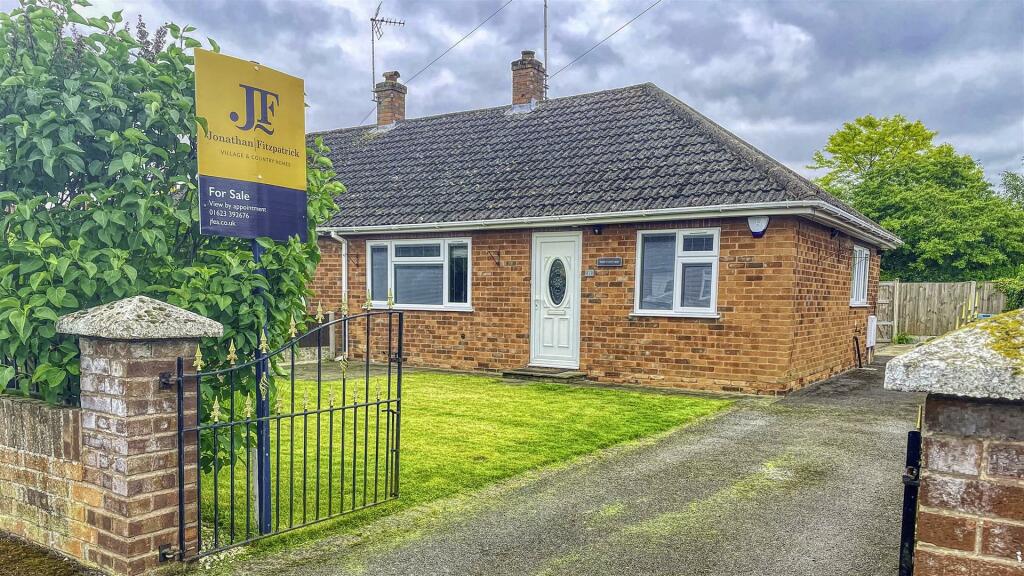 2 bedroom semidetached bungalow for sale in Gordon Close, Farnsfield, NG22