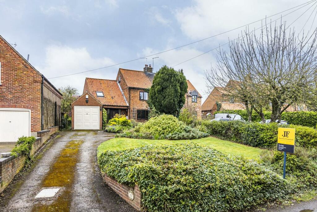 3 bedroom semidetached house for sale in Main Street, Bathley, Newark, NG23