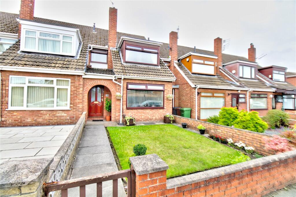 3 bedroom terraced house for sale in Barnfield Close, Netherton