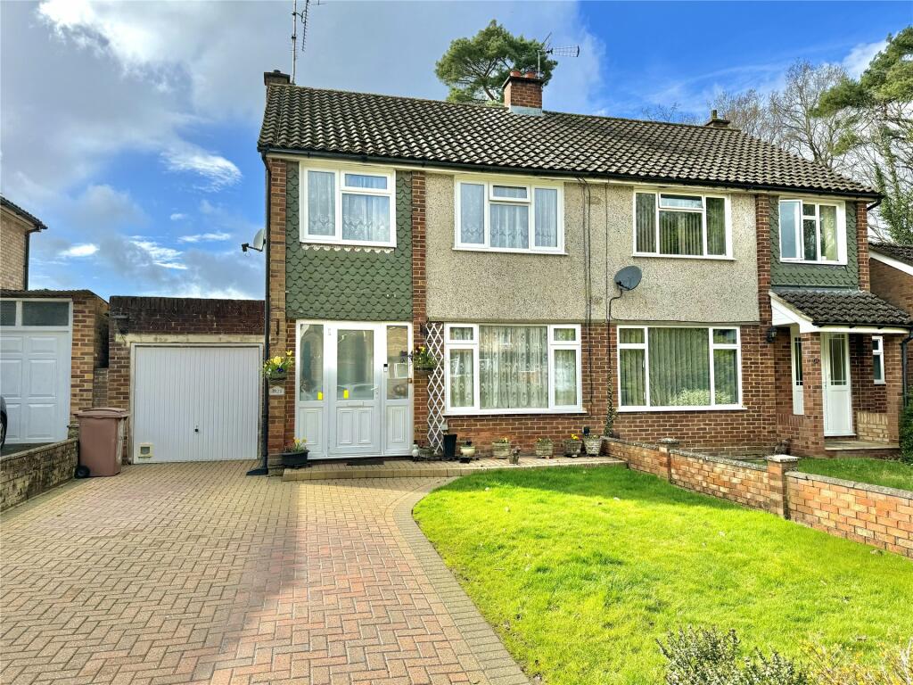 3 bedroom semidetached house for sale in Keats Way, Crowthorne