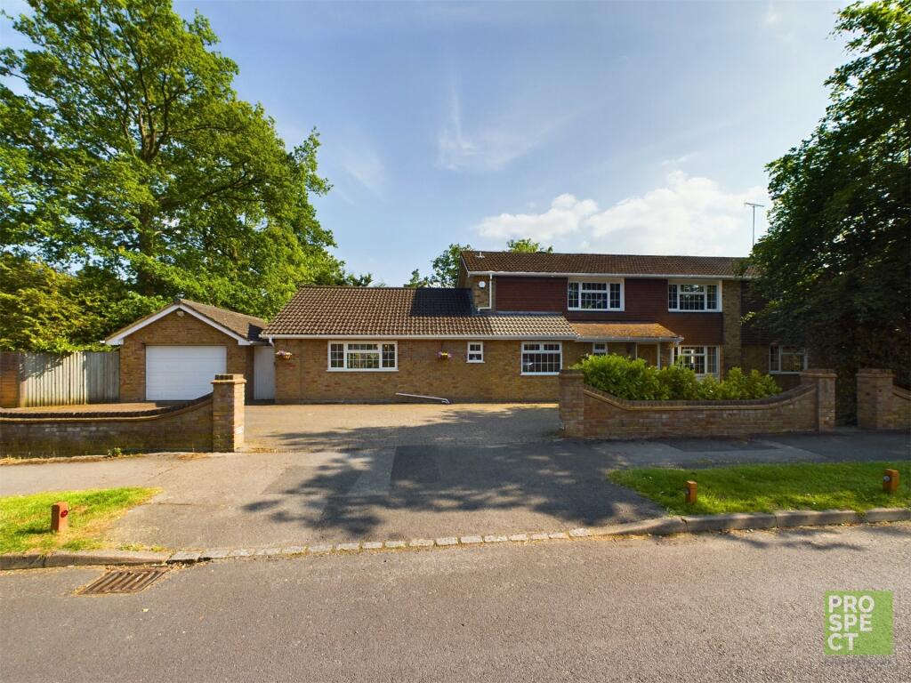 4 bedroom detached house for sale in Knowles Avenue, Crowthorne