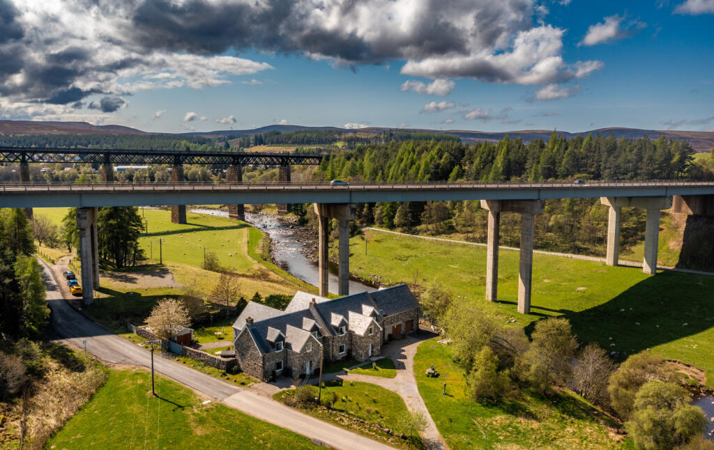 7 bedroom detached house for sale in Dalnahoyn, Tomatin, Inverness, IV13