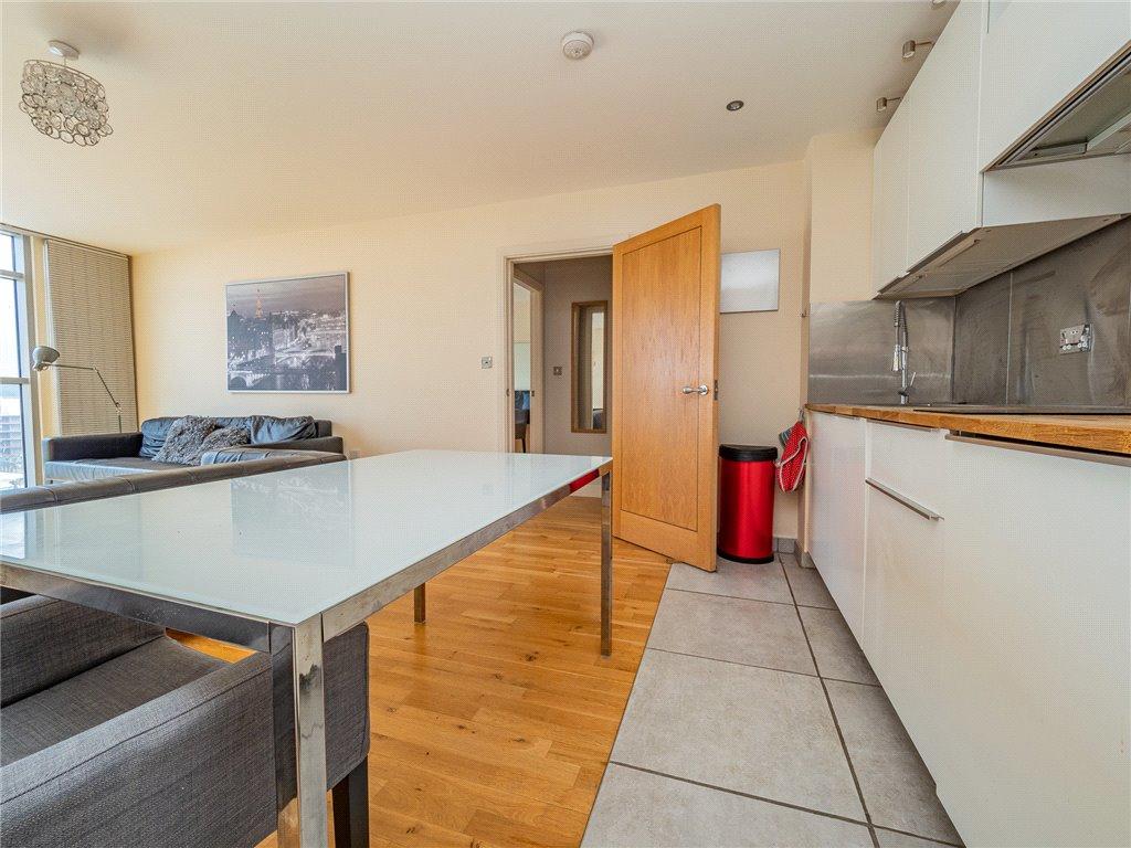 1 bedroom apartment for sale in Altolusso, Bute Terrace, Cardiff City