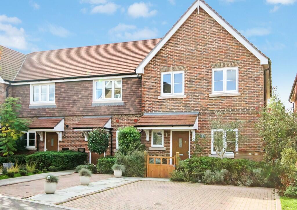 3 bedroom end of terrace house for rent in Oaks Lane, Bookham, KT23