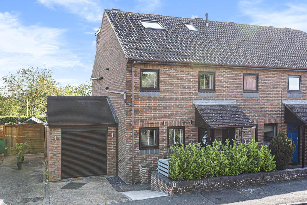 4 bedroom end of terrace house for sale in St. Martins Close, Maidstone