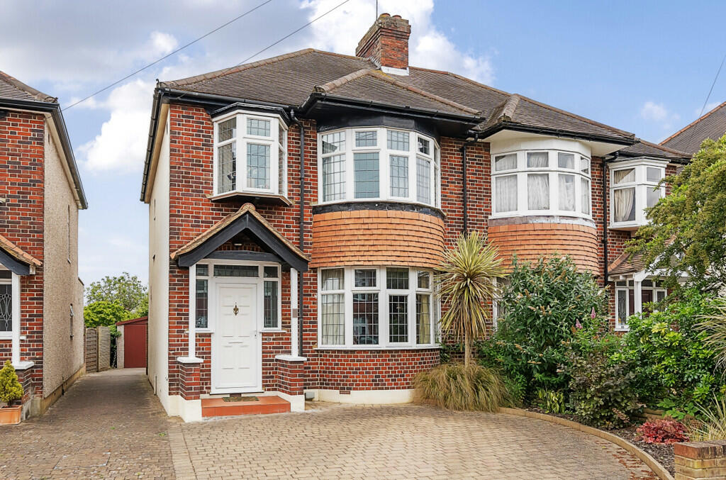 3 bedroom semidetached house for sale in Cottimore Avenue, Waltonon