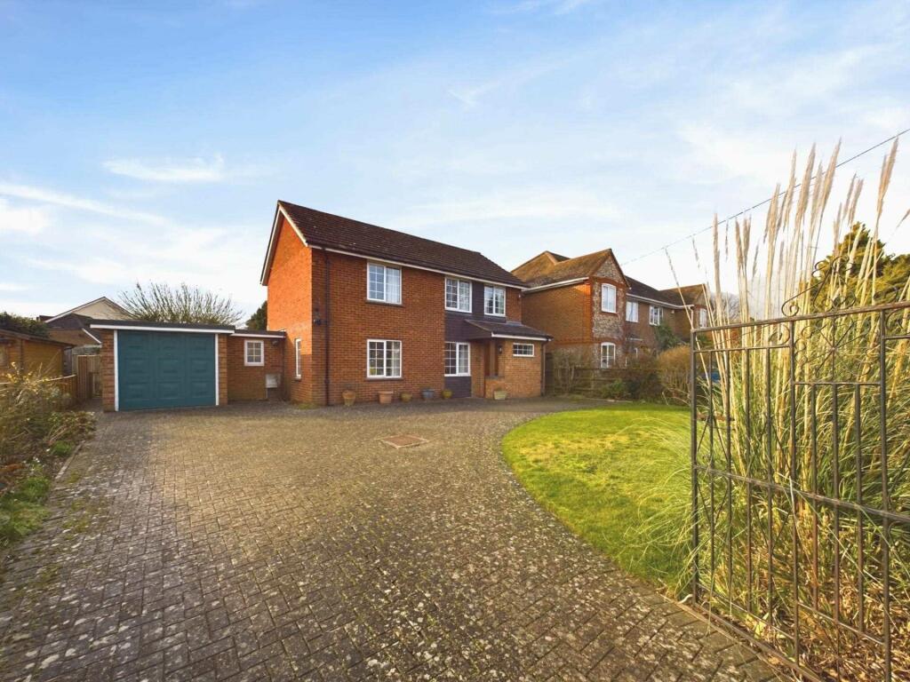 4 bedroom detached house for sale in Chestnut Way, Longwick, HP27