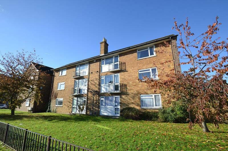 2 bedroom flat for sale in Windsor Drive, Hertford, SG14