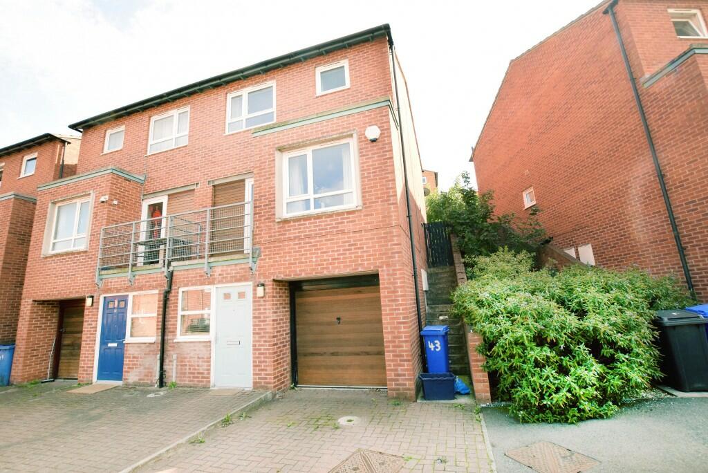 Main image of property: Park Grange Mount, Sheffield, S2