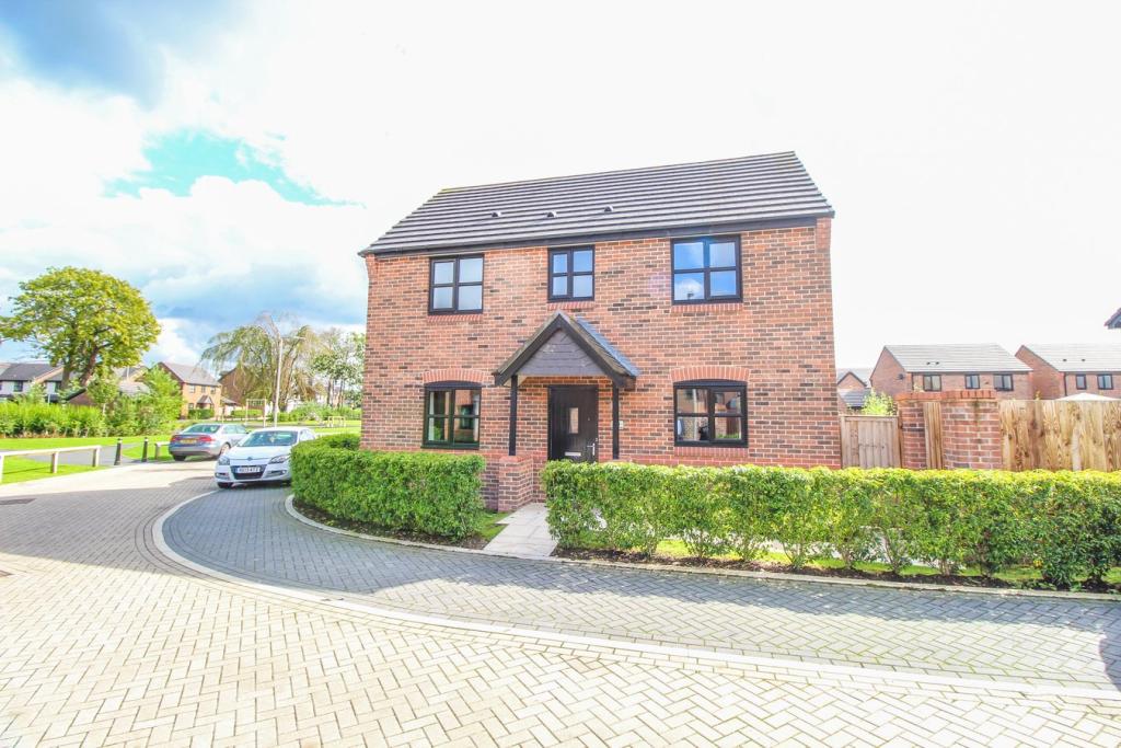 3 bedroom detached house for sale in Blackthorn Road, Hazel Grove