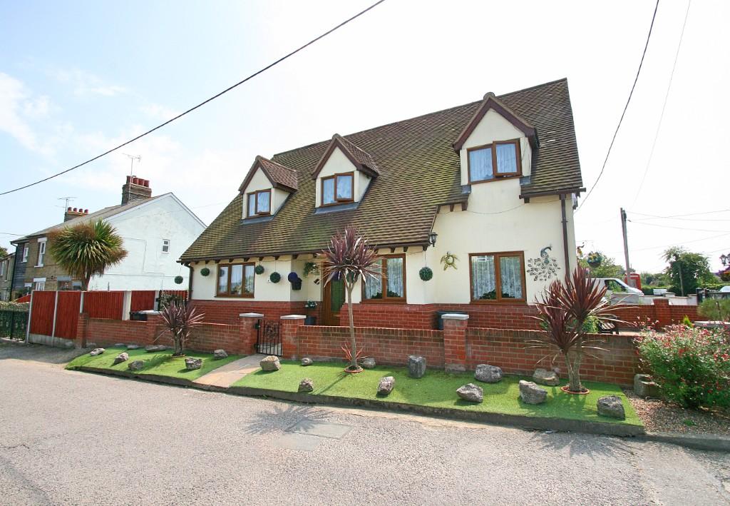 2 bedroom detached house for sale in Woodrolfe Farm Lane, TOLLESBURY, CM9